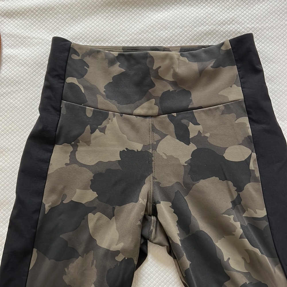 Athleta Camo Leggings S 353771 ESSEX CAMO HYBRID TIGHT PANT Olive Green Black
